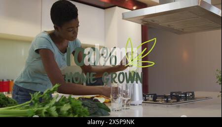 Bild von selbstgewachsenem Text und hinterlässt glückliche afroamerikanische Frau beim Kochen Stockfoto