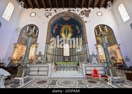 Salerno, Italien - 4. August 2023: Kathedrale von Salerno oder Kathedrale von St. Matthäus und St. Gregor dem Großen (Cattedrale di San Matteo e San Gregorio Ma Stockfoto