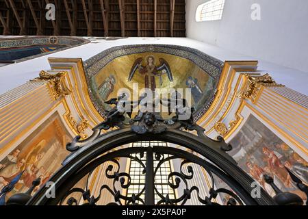 Salerno, Italien - 4. August 2023: Kathedrale von Salerno oder Kathedrale von St. Matthäus und St. Gregor dem Großen (Cattedrale di San Matteo e San Gregorio Ma Stockfoto