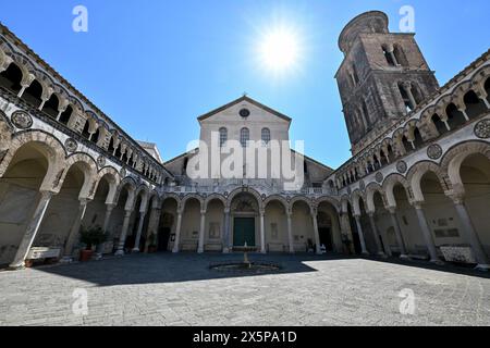 Salerno, Italien - 4. August 2023: Kathedrale von Salerno oder Kathedrale von St. Matthäus und St. Gregor dem Großen (Cattedrale di San Matteo e San Gregorio Ma Stockfoto