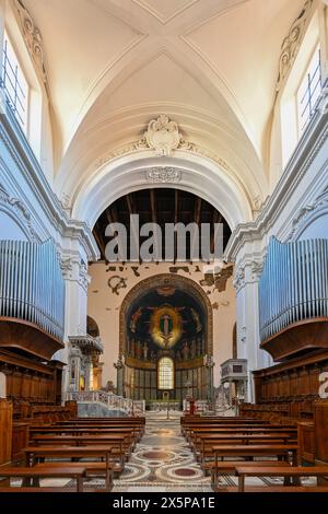 Salerno, Italien - 4. August 2023: Kathedrale von Salerno oder Kathedrale von St. Matthäus und St. Gregor dem Großen (Cattedrale di San Matteo e San Gregorio Ma Stockfoto