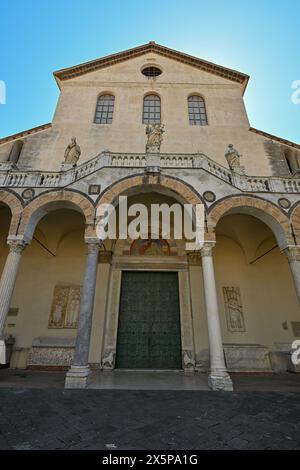 Salerno, Italien - 4. August 2023: Kathedrale von Salerno oder Kathedrale von St. Matthäus und St. Gregor dem Großen (Cattedrale di San Matteo e San Gregorio Ma Stockfoto