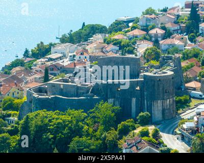 Herceg Novi Stadt, Kotor Bucht, Straßen von Herzeg Novi, Montenegro, mit Altstadtlandschaft, Kirche, Forte Mare Festung, Adriaküste an einem sonnigen Tag Stockfoto