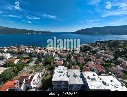 Panoramablick auf Herceg Novi Stadt, Kotor Bucht, Straßen von Herzeg Novi, Montenegro mit Adriaküste an einem sonnigen Tag. Stockfoto