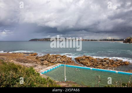 Süßwasser-Vorort von Sydney, Blick über Freshwater Rockpool zum Manly Beach und North Head in Manly, Sydney, NSW, Australien Stockfoto