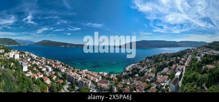 Panoramablick auf Herceg Novi Stadt, Kotor Bucht, Straßen von Herzeg Novi, Montenegro mit Adriaküste an einem sonnigen Tag. Stockfoto