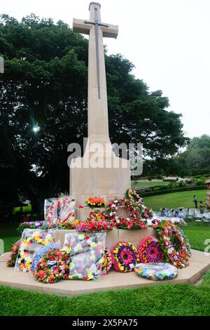 Kriegsdenkmal mit Kränzen für den ANZAC Day, Bomana war Cemetery, Port Moresby, Papua-Neuguinea Stockfoto