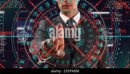 Bild eines digitalen Bildschirms mit vielfältigen Daten und einem Fehler über den kaukasischen Geschäftsmann Stockfoto