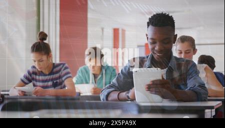 Bild der statistischen Datenverarbeitung über afroamerikanischen Jungen mit digitalem Tablet in der Schule Stockfoto Bild der statistischen Datenverarbeitung über afroamerikanischen Jungen mit digitalem Tablet in der Schule Stockfoto
