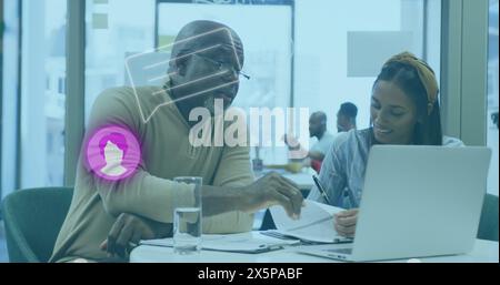 Diverse Paare und ranghohe afroamerikanische Chefkoch/Ausbilder diskutieren über Laptop Stockfoto