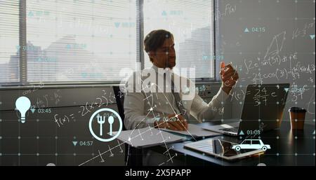 Bild von mehreren Symbolen, mathematischen Gleichungen und Diagrammen, kaukasier, der am Laptop arbeitet Stockfoto