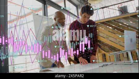 Abbildung von Diagrammen, die Zahlen ändern, während verschiedene Kollegen über Pläne im Büro diskutieren Stockfoto