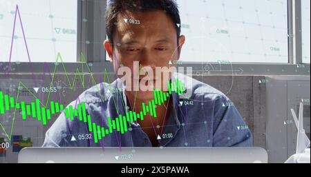Abbildung von Diagrammen, mathematischen Gleichungen, Diagrammen, asiatischer Architekt entwirft Blaupausen auf Laptop Stockfoto