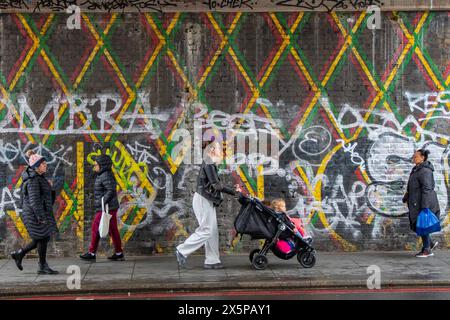 Freimütige Straßenaufnahme von einem Querschnitt von Frauen, die in Brixton, South London, ihrem Alltag nachgehen Stockfoto