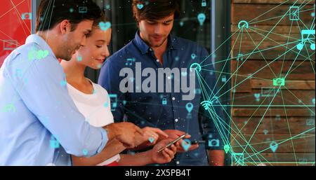 Das Bild von vernetzten Symbolen zeigt sich über verschiedene Kollegen, die das Smartphone diskutieren und verwenden Stockfoto