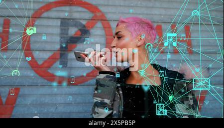 Bild von verbundenen Ikonen Globen über birassische Frau, die auf Lautsprecher des Mobiltelefons spricht Stockfoto