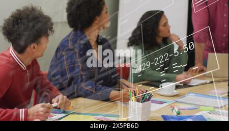 Bild von Diagrammen, Ladungskreisen und sich ändernden Zahlen, verschiedenen Kollegen, die Ideen austauschen Stockfoto