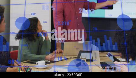 Abbildung mehrerer Diagramme und sich ändernder Zahlen über verschiedene Kollegen, die Produktdesign diskutieren Stockfoto