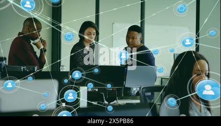 Bild von Symbolen, die mit Linien über verschiedenen Kollegen verbunden sind, die Berichte im Büro diskutieren Stockfoto