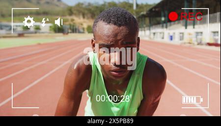 Bild der digitalen Schnittstelle mit Aufzeichnungsbildschirm und abwischender Stirn des afroamerikanischen Athleten Stockfoto