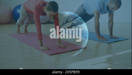 Kaukasisches Paar übt Yoga auf Matten und konzentriert sich auf Posen Stockfoto