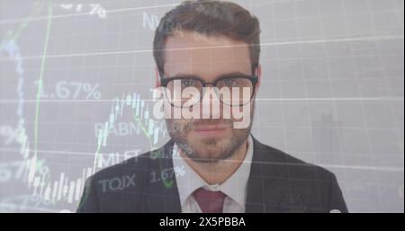 Bild von Grafiken, wachsenden Zahlen, Handelstafel, kaukasier, der vor weißem Hintergrund steht Stockfoto