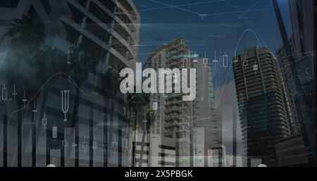 Verbundbild statistischer Datenverarbeitung und mathematischer Gleichungen gegenüber hohen Gebäuden Stockfoto
