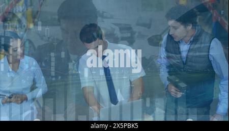 Zwei kaukasische Männer und eine hispanische Frau untersuchen gemeinsam einen Laptop Stockfoto