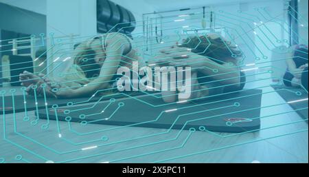 Bild von Mikroprozessorverbindungen über eine Gruppe von Frauen unterschiedlicher Passform, die Yoga im Fitnessstudio üben Stockfoto