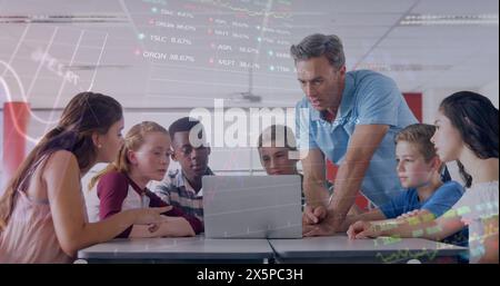 Kaukasischer Vater mittleren Alters, der verschiedenen Gruppen junger Freunde erklärt Stockfoto