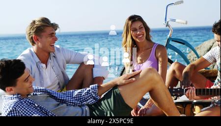 Bild von Social-Media-Nutzern über glückliche, vielfältige Freunde, die am Strand feiern Stockfoto