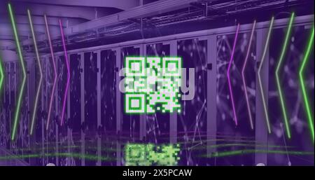 Bild der Datenverarbeitung und des qr-Codes über dem Serverraum Stockfoto
