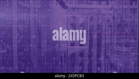 Bild der Datenverarbeitung und des qr-Codes über dem Serverraum Stockfoto