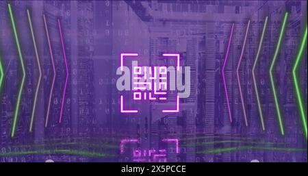 Bild der Datenverarbeitung und des qr-Codes über dem Serverraum Stockfoto