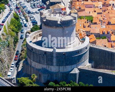 Blick auf den Minčeta-Turm (Tvrđava Minčeta), den höchsten Punkt des 1319 erbauten Verteidigungssystems und die Mauern von Dubrovnik. Als Symbol des unbesiegbaren du Stockfoto