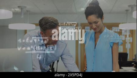 Bild mathematischer Gleichungen über kaukasische Kollegen, die Strategien im Amt diskutieren Stockfoto