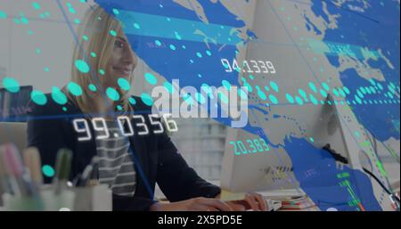 Eine Geschäftsfrau arbeitet an einem Computer in einem Büro Stockfoto