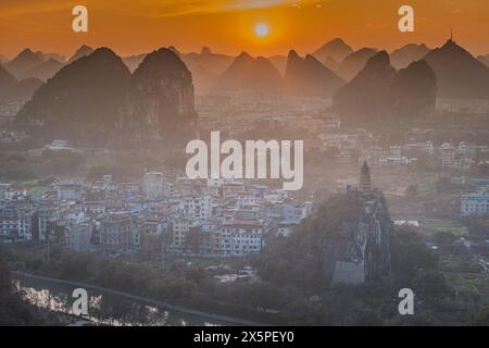 Sonnenuntergang über der Stadt Guilin, umgeben von malerischen Kalksteinbergen. Guilin, China, Kopierraum für Text, Antenne Stockfoto