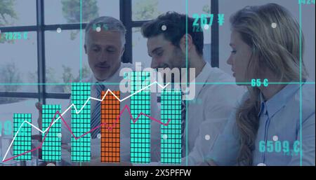 Abbildung von Diagrammen, wechselnden Zahlen, Währungssymbolen, kaukasischen Kollegen, die im Büro Ideen austauschen Stockfoto