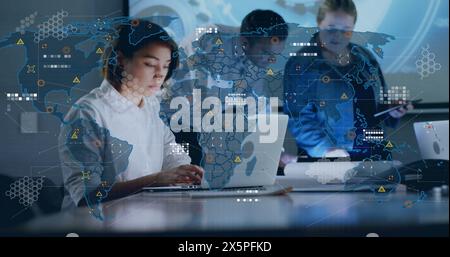 Verschiedene Freunde, die Laptops nutzen und sich auf Bildschirme konzentrieren Stockfoto