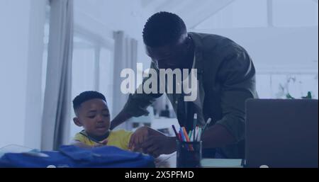 Afroamerikanischer Vater und Sohn, die zusammen in lässiger Kleidung sind Stockfoto