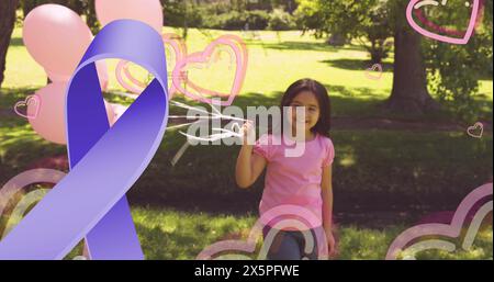 Bild von violettem Band über glücklichem birassischem Mädchen mit pinkfarbenen Ballons Stockfoto