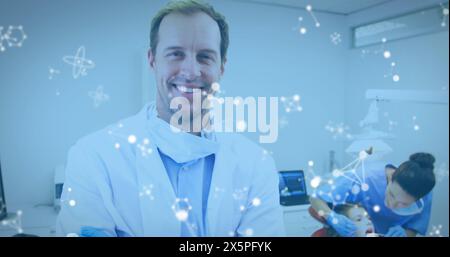 Kaukasischer Arzt untersucht junge kaukasische Patientin, Krankenschwester assistiert Stockfoto