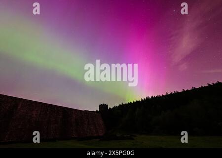 Bamford, Großbritannien. Mai 2024. Northern Lights over Derwent Dam, wo Barnes Wallis Dam Busters während des 2. Weltkriegs praktizierte, Bamford, The Peak District National Park, Großbritannien, 10. Mai 2024 (Foto: Alfie Cosgrove/News Images) in Bamford, Großbritannien am 10. Mai 2024. (Foto: Alfie Cosgrove/News Images/SIPA USA) Credit: SIPA USA/Alamy Live News Stockfoto