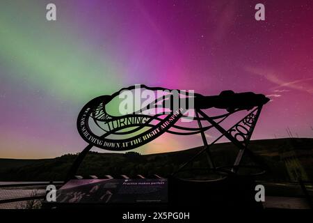 Bamford, Großbritannien. Mai 2024. Nordlichter leuchten durch das RAF 617 Dambuster Squadron Memorial Derwent Dam, Bamford, The Peak District National Park, Vereinigtes Königreich, 10. Mai 2024 (Foto: Mark Cosgrove/News Images) in Bamford, Vereinigtes Königreich am 10. Mai 2024. (Foto: Mark Cosgrove/News Images/SIPA USA) Credit: SIPA USA/Alamy Live News Stockfoto