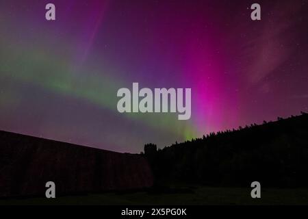 Bamford, Großbritannien. Mai 2024. Northern Lights over Derwent Dam, wo Barnes Wallis Dam Busters während des 2. Weltkriegs praktizierte, Bamford, The Peak District National Park, Großbritannien, 10. Mai 2024 (Foto: Alfie Cosgrove/News Images) in Bamford, Großbritannien am 10. Mai 2024. (Foto: Alfie Cosgrove/News Images/SIPA USA) Credit: SIPA USA/Alamy Live News Stockfoto