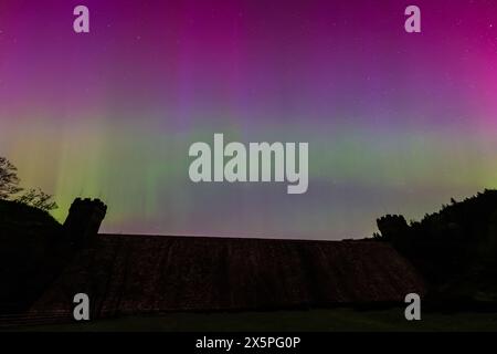 Bamford, Großbritannien. Mai 2024. Northern Lights over Derwent Dam, wo Barnes Wallis Dam Busters während des 2. Weltkriegs praktizierte, Bamford, The Peak District National Park, Großbritannien, 10. Mai 2024 (Foto: Alfie Cosgrove/News Images) in Bamford, Großbritannien am 10. Mai 2024. (Foto: Alfie Cosgrove/News Images/SIPA USA) Credit: SIPA USA/Alamy Live News Stockfoto