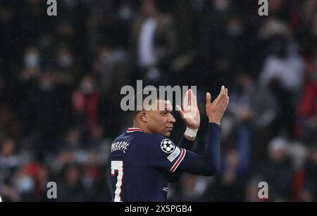 Paris, Frankreich. Mai 2024. Dieses Foto, das am 15. Februar 2022 aufgenommen wurde, zeigt Kylian Mbappe aus Paris Saint-Germain, wie er nach dem Achtelfinale der UEFA Champions League im Parc des Princes in Paris reagiert. Kylian Mbappe bestätigte am 10. Mai 2024, dass er am Ende der Saison den französischen Ligue-1-Verein Paris Saint-Germain verlassen werde, ohne sein nächstes Ziel zu nennen. Quelle: Gao Jing/Xinhua/Alamy Live News Stockfoto