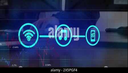 Abbildung der Symbole für verbundene blaue Neonmedien mit Datenverarbeitung über Person, die einen Computer verwendet Stockfoto