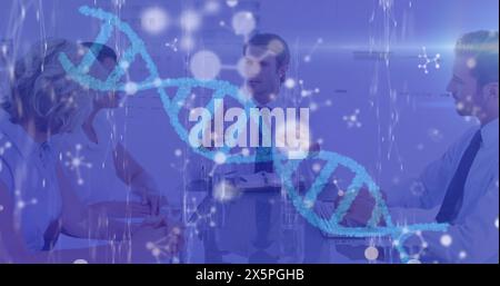 Bild von Formen und dna-Strang über verschiedenen Geschäftsleuten im Büro Stockfoto